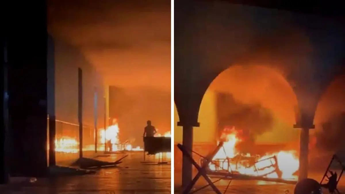 Los pobladores rompieron puertas e irrumpieron para prenderle fuego al palacio Foto: Redes Sociales
