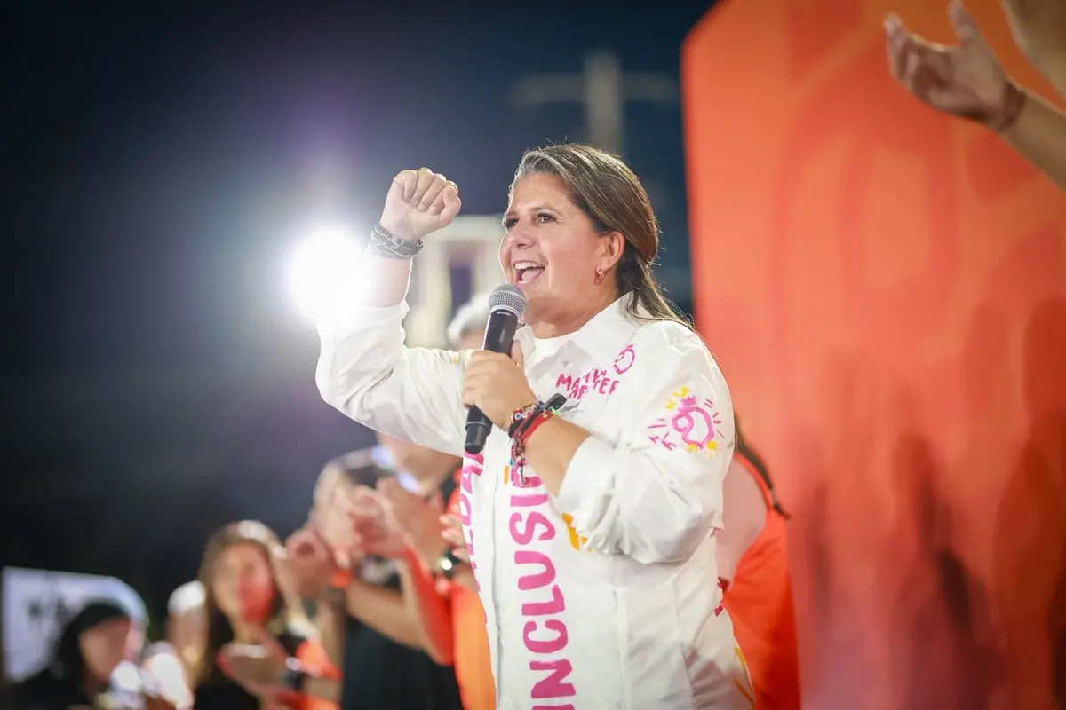En la imagen la secretaria de Igualdad e Inclusión de Nuevo León, Martha Herrera, durante una jornada de trabajo en la colonia Virginia Tafich en Santa Catarina, donde fue llevada una Estación de Servicio con programas de la dependencia. Foto: Facebook Secretaría de Igualdad e Inclusión de Nuevo León