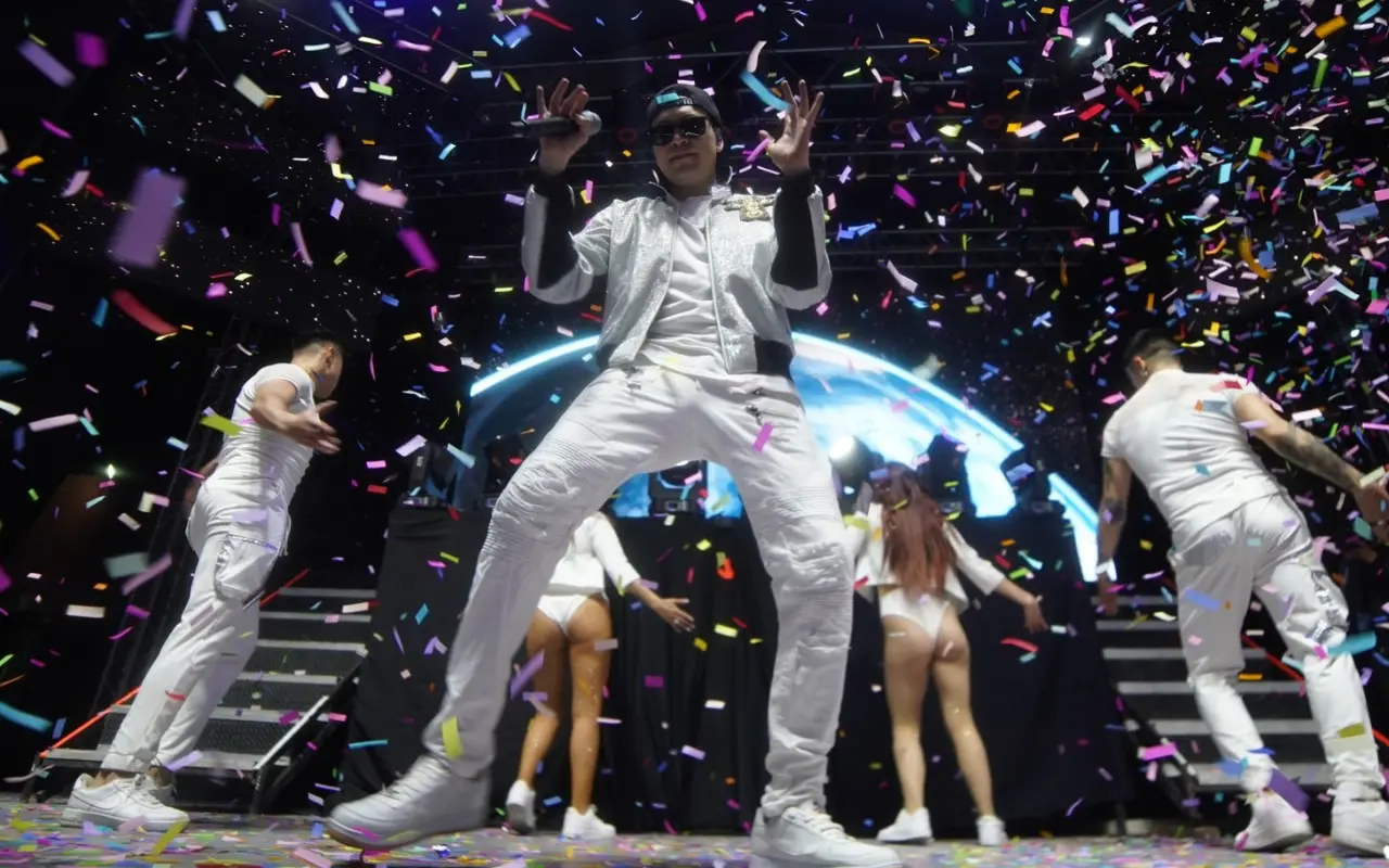 Raymix en un concierto. Foto: X/ @raymixmusic (Canva)