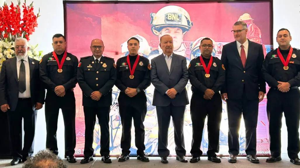 Reconocen a bomberos de Nuevo León por su valor y años de servicio en el Día del Bombero