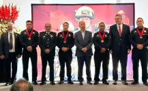 Reconocen a bomberos de Nuevo León por su valor y años de servicio en el Día del Bombero