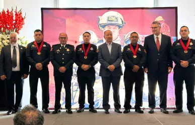Reconocen a bomberos de Nuevo León por su valor y años de servicio en el Día del Bombero