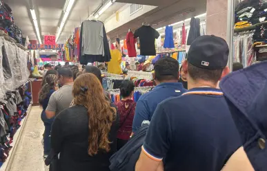 Regreso a clases: padres enfrentan filas de 1 hora para comprar uniformes escolares en Nuevo León