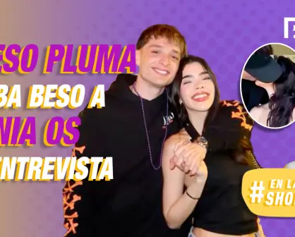 Kenia Os no puede resistirse y le da un beso a Peso Pluma durante una entrevista