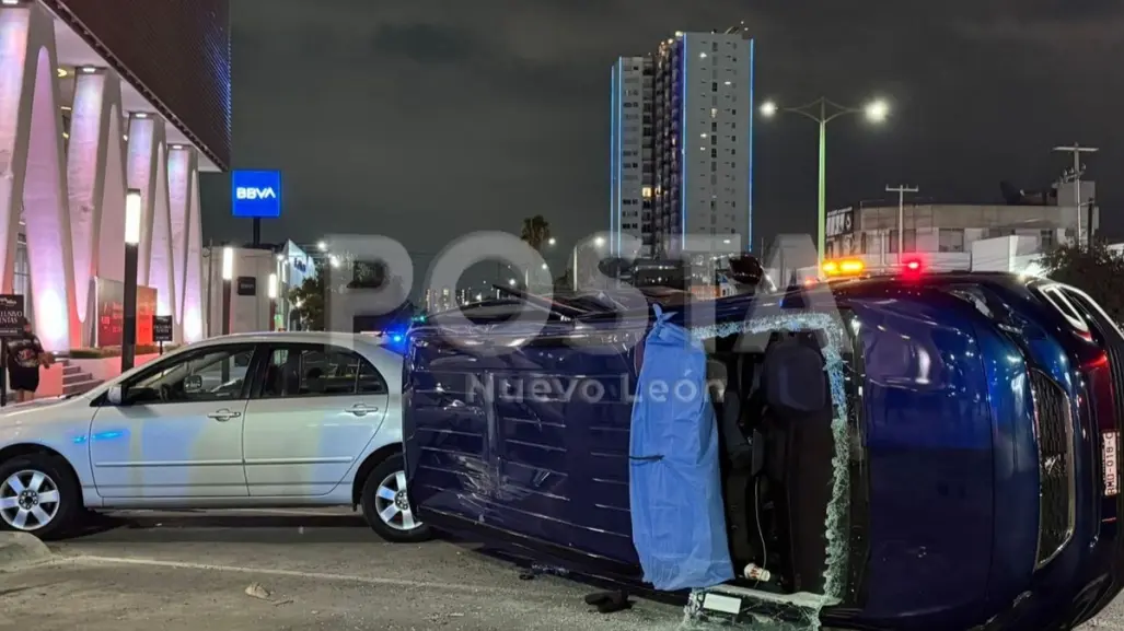 Volcadura en avenida Madero deja un herido en Monterrey