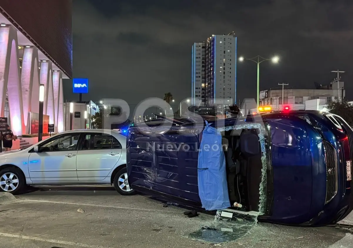 Al llegar al sitio, los rescatistas de Protección Civil procedieron a romper el vidrio del parabrisas para estabilizar al conductor de la camioneta volcada. Foto: POSTA.