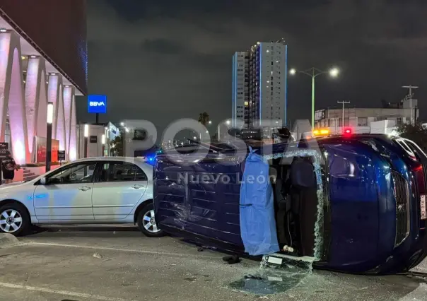 Volcadura en avenida Madero deja un herido en Monterrey