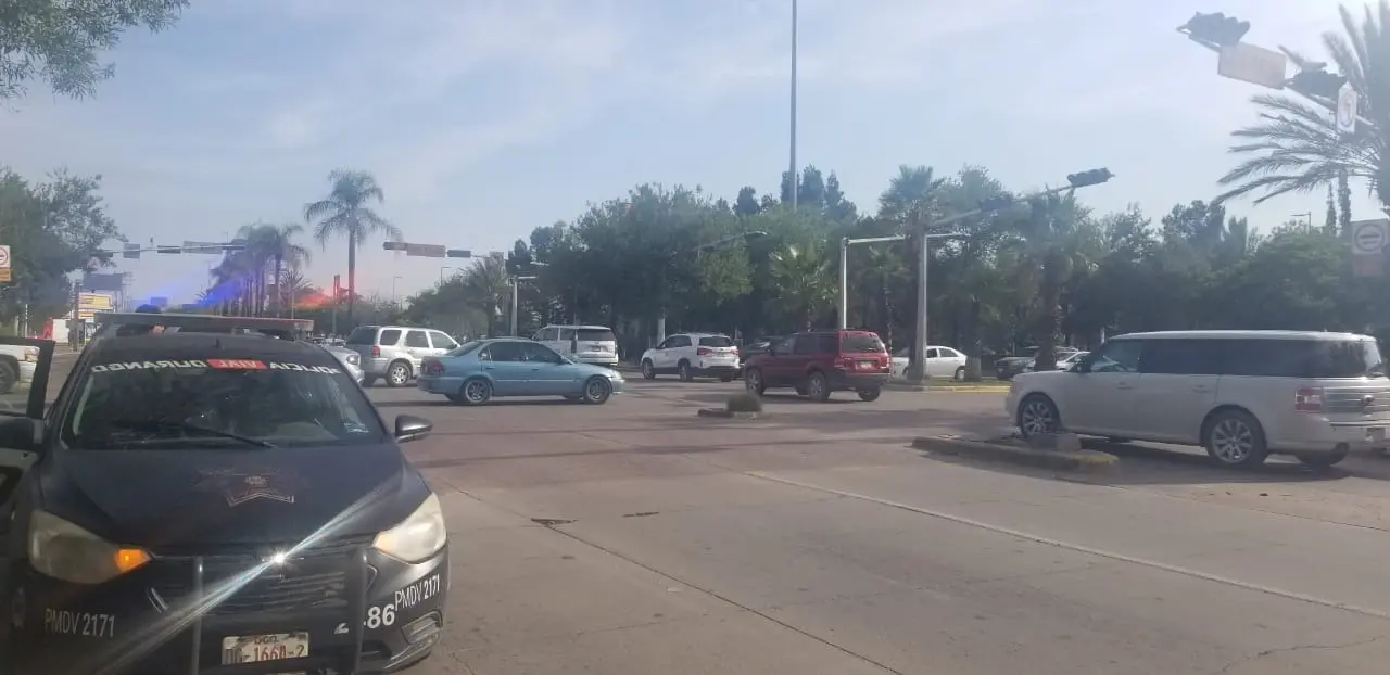 Por un apagón, hay una falla de semáforos en diferentes sectores de la ciudad. Foto: Luis Lozano.
