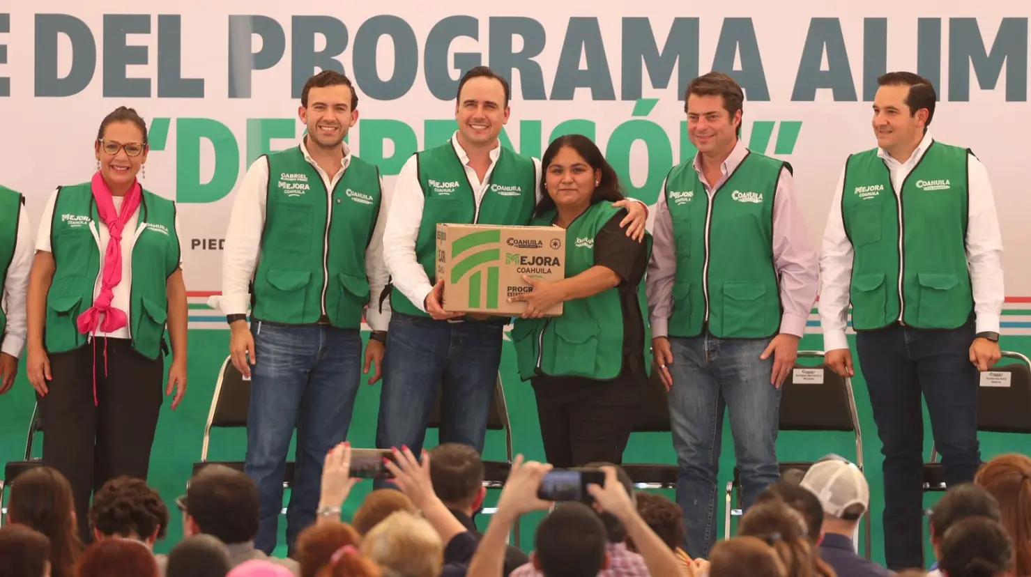 El gobernador Manolo Jiménez entrega el primer kit de Despenson en Piedras Negras. Foto: Gobierno de Coahuila