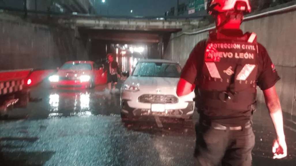Vehículos quedan varados en Monterrey por vialidades inundadas l VIDEO