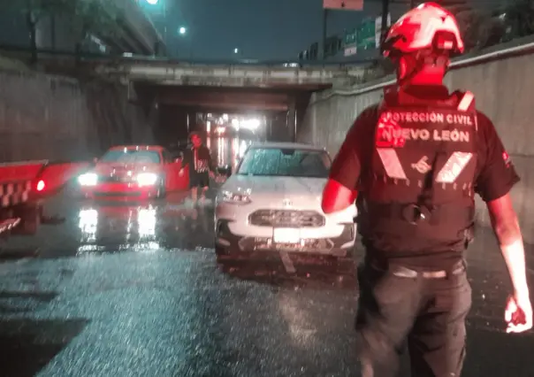 Vehículos quedan varados en Monterrey por vialidades inundadas l VIDEO