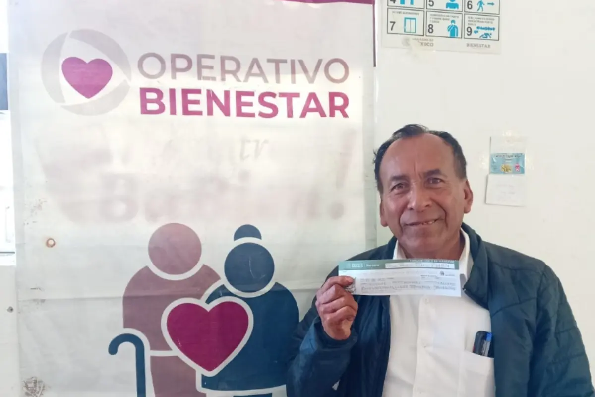 Adulto mayor para pensión del bienestar. Foto: X (@RodrigoAbdalaD)