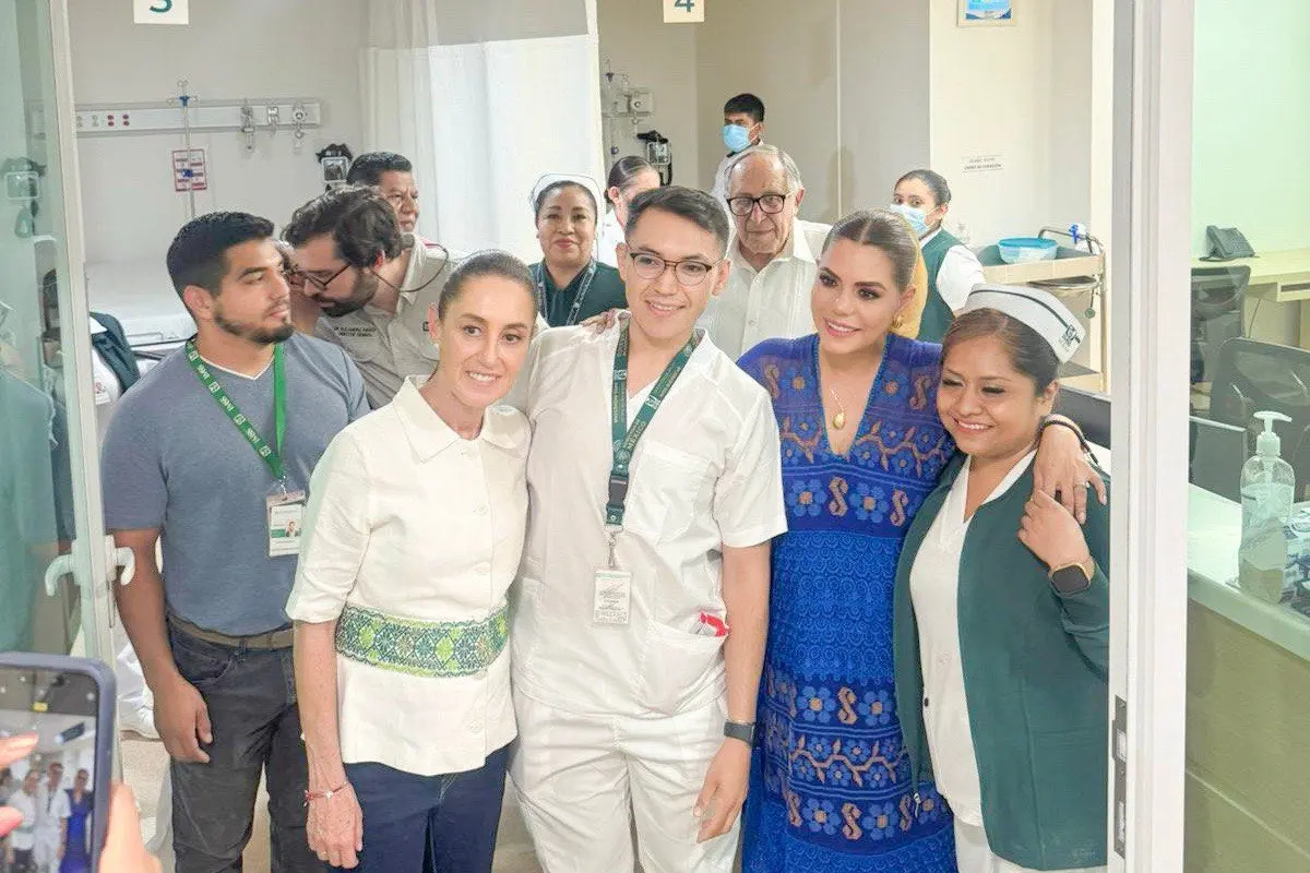 Claudia Sheinbaum y Evelyn Salgado con personal médico Foto: X(Twitter) @EvelynSalgadoP