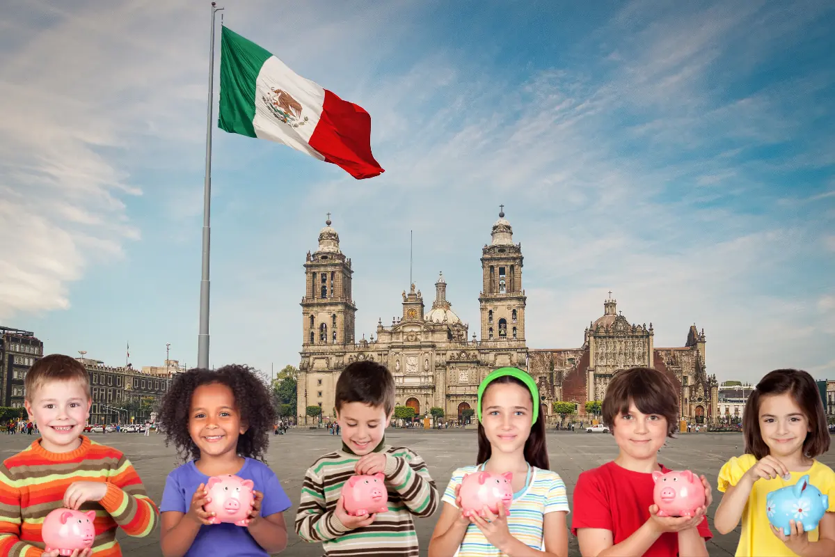 Zócalo de CDMX y niños ahorrando. Foto: Canva