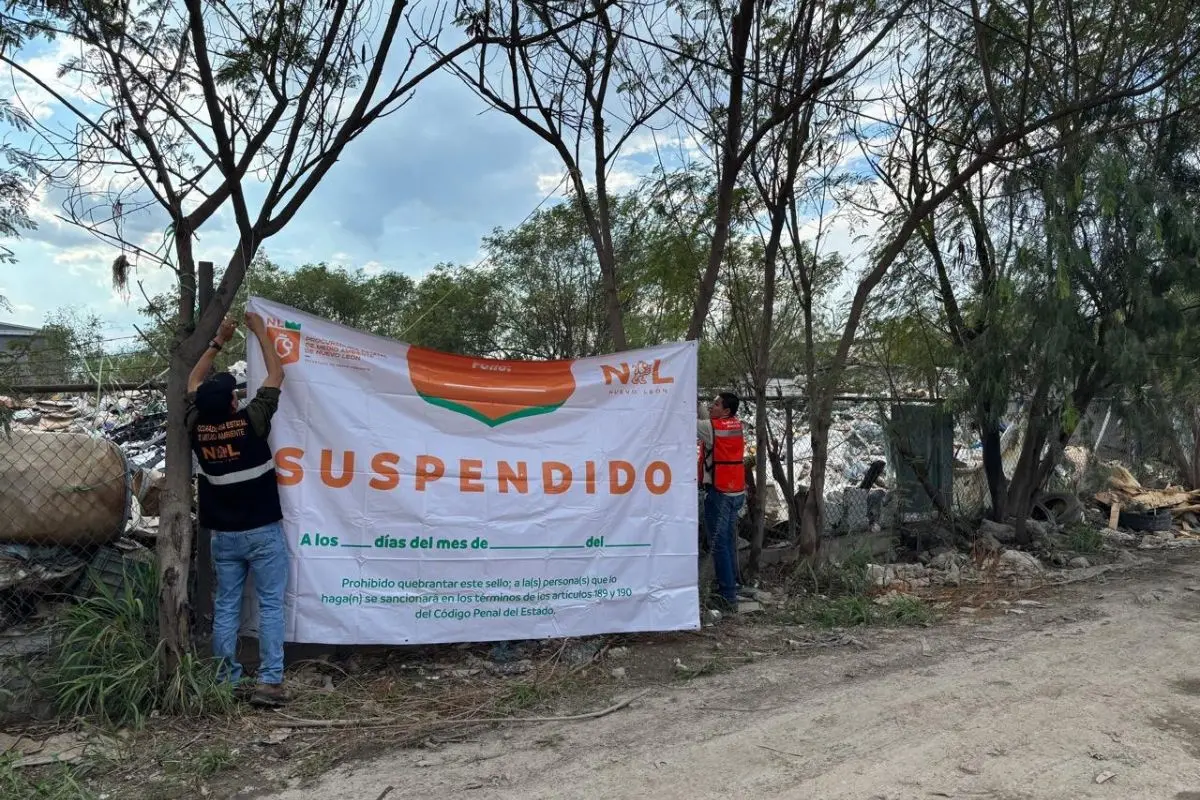 Elementos de la División Ambiental suspendiendo centro de acopio y venta de residuos en Escobedo Foto: Gobierno de Nuevo León
