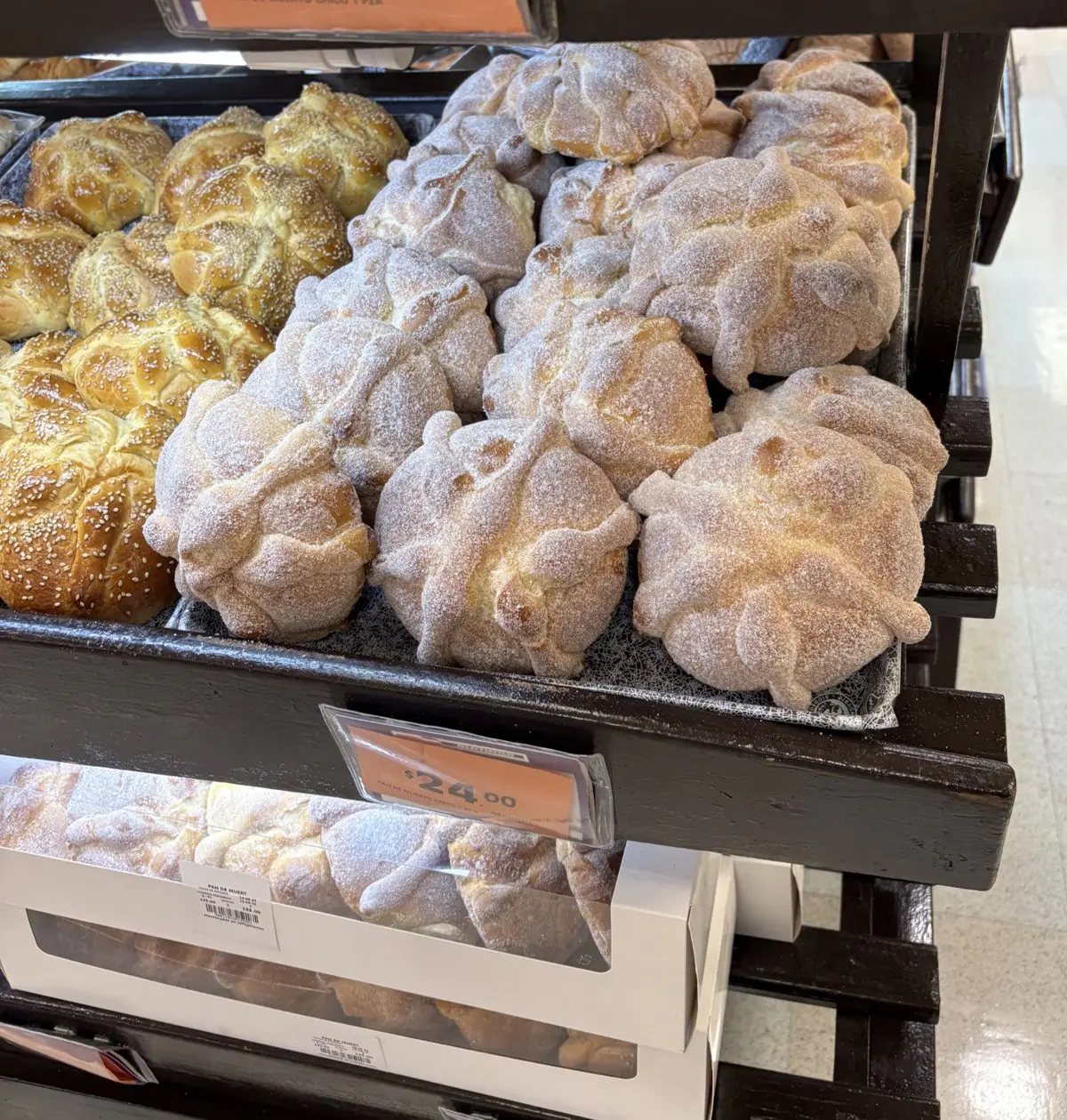 Pan de muerte en una tienda. Foto: X @monerohernandez