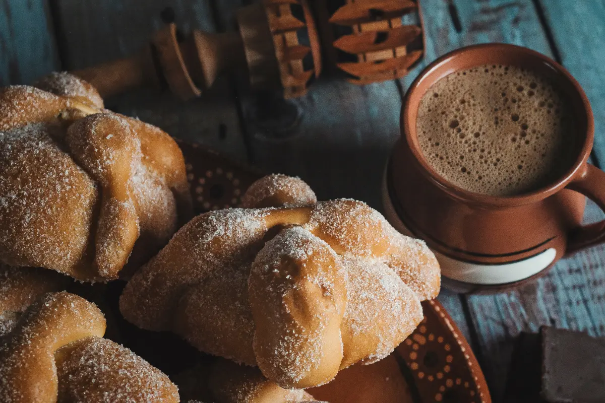 Pan de muerto sobre una mesa. Foto: Canva