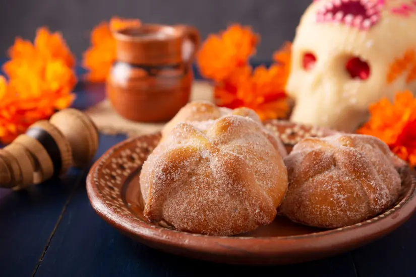 Pan de muerto en una mesa. Foto: Canva