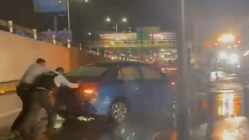 Policía de Monterrey auxilia a ciudadanos durante fuertes lluvias