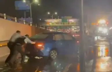 Policía de Monterrey auxilia a ciudadanos durante fuertes lluvias