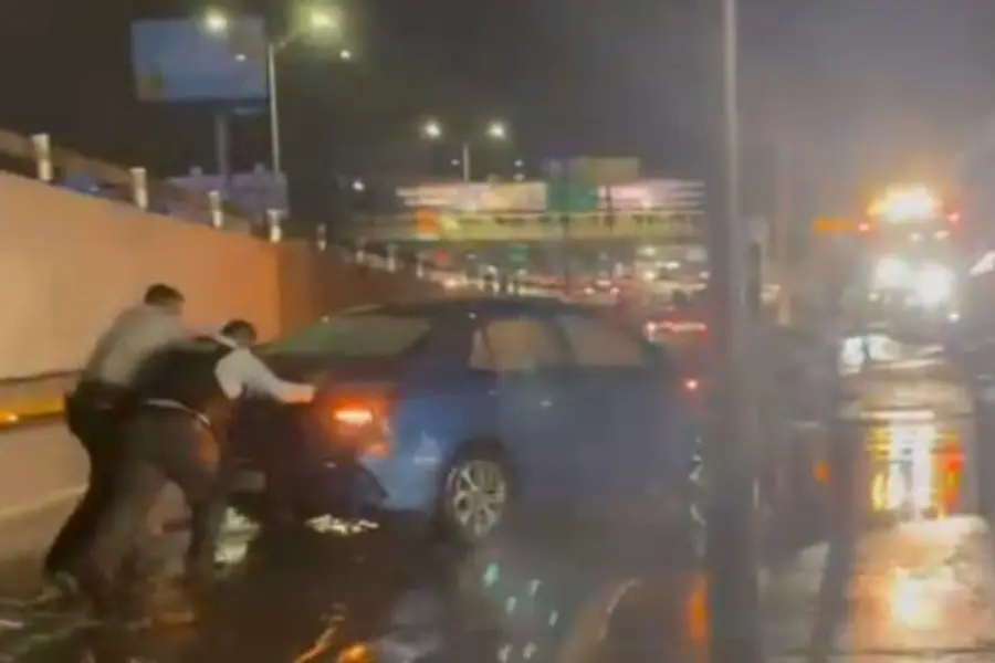 Policía de Monterrey auxilia a ciudadanos durante fuertes lluvias