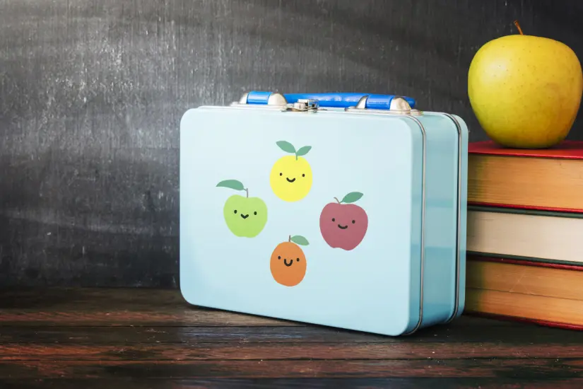 Este regreso a clases 2025, Profeco evalúa loncheras escolares que destacan por su diseño, seguridad y practicidad. Foto: Canva