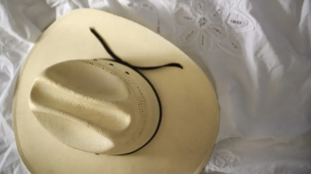 La superstición del sombrero en la cama: una creencia que aún ronda en Tamaulipas
