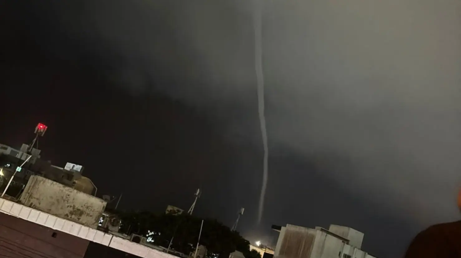 VIDEO | Tromba marina sorprende a turistas en Boca del Río, Veracruz. Foto: X (@ChismitoJarocho)