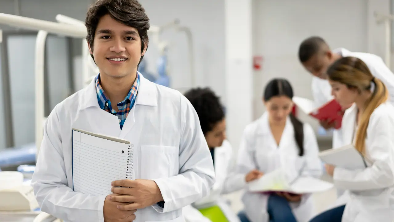 Estudiar la carrera de medicina es el sueño de muchos jóvenes, pero hay pocos espacios disponibles en la universidad pública. Foto: Canva.