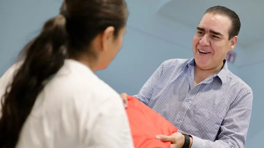 Heriberto Treviño apoya la economía familiar con entrega de útiles escolares en Juárez