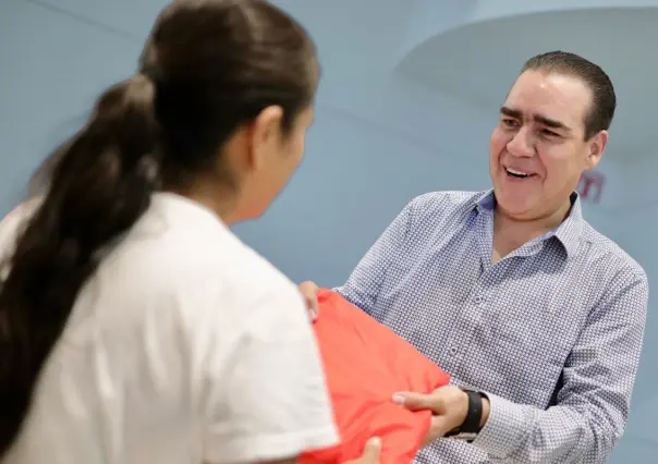 Heriberto Treviño apoya la economía familiar con entrega de útiles escolares en Juárez