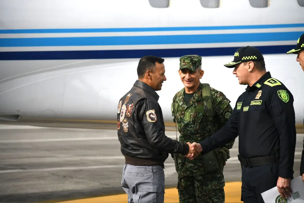 Pedro Sánchez con militares de Colombia Foto: X(Twitter) @mindefensa
