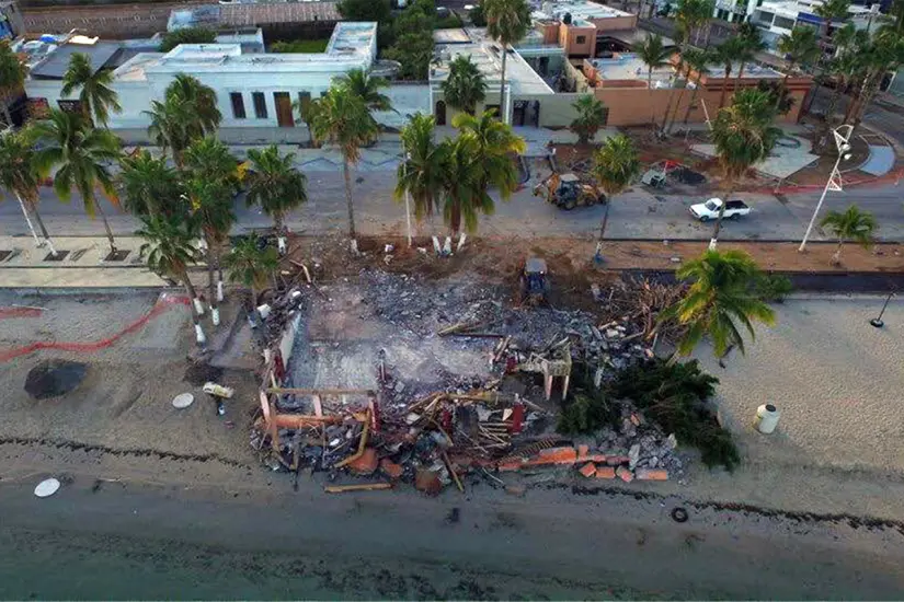 Demolición de el Kiwi en el malecón. Foto: La PA'H MX / Facebook.