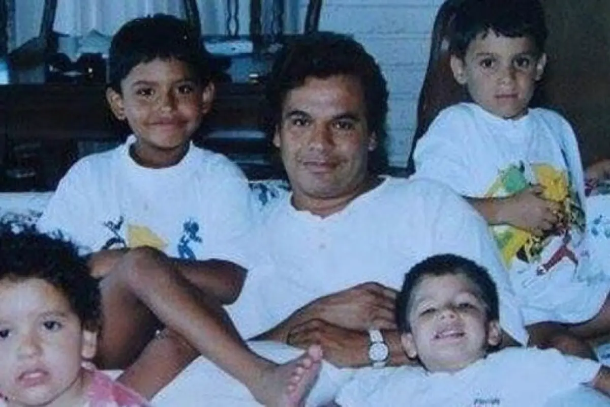 Juan Gabriel y sus hijos (Foto: @soyjuangabriel_ / Canva)