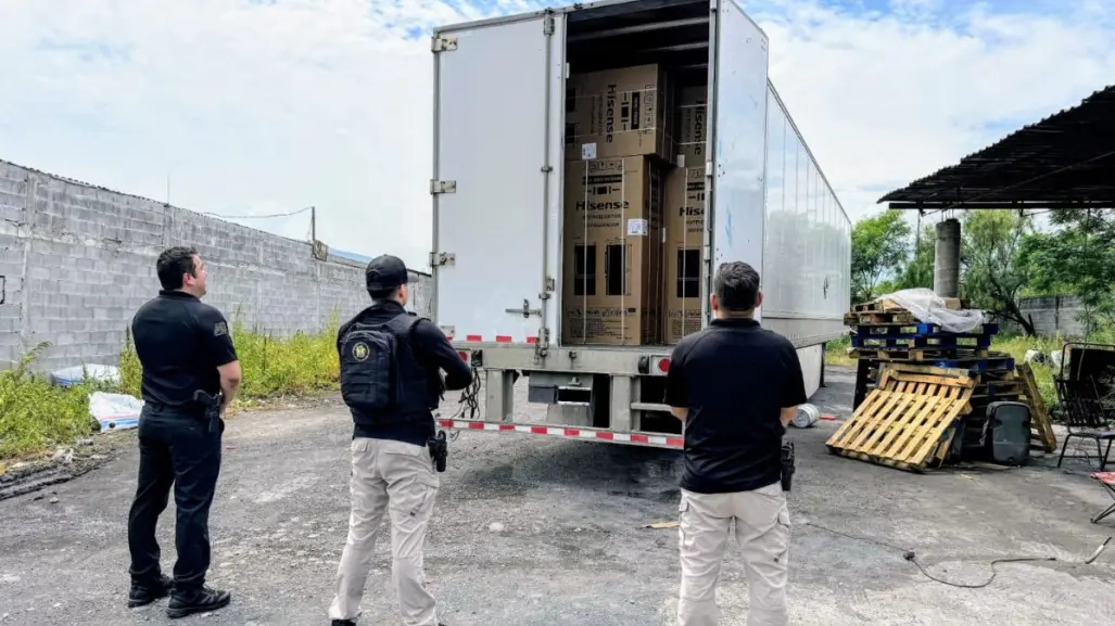 Recuperan tractocamión con 84 refrigeradores robados en Escobedo