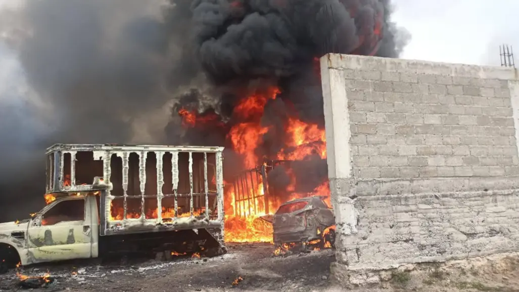 Controlan incendio por explosión de cisterna con combustible robado en municipio del Edomex