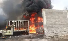 Controlan incendio por explosión de cisterna con combustible robado en municipio del Edomex