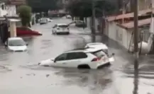 Autos flotando tras afectaciones por lluvias en municipios del Edomex