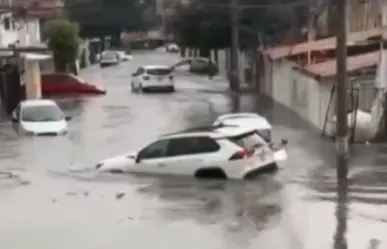 Autos flotando tras afectaciones por lluvias en municipios del Edomex
