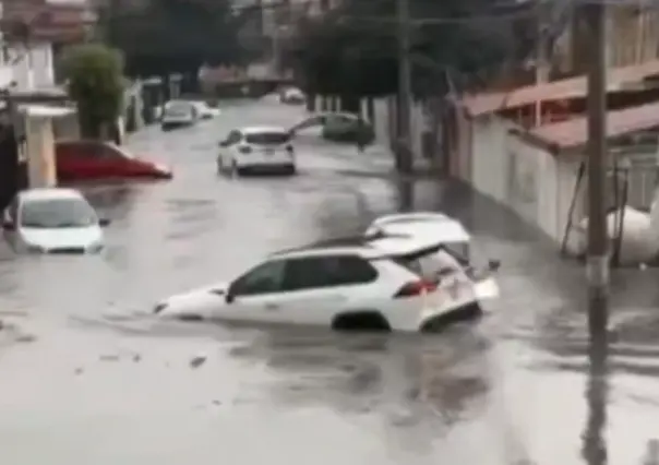 Autos flotando tras afectaciones por lluvias en municipios del Edomex