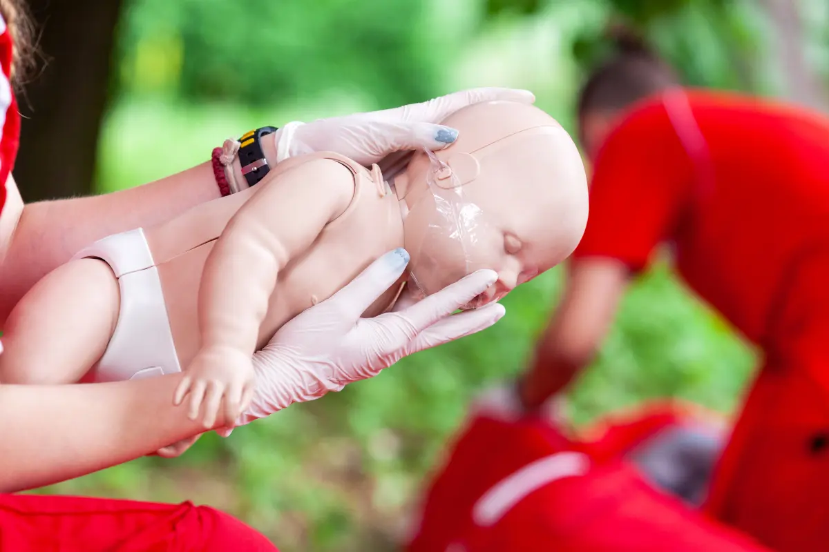 El curso de primeros auxilios pediátricos en Saltillo representa una oportunidad invaluable para padres, madres y cuidadores que deseen estar mejor preparados ante cualquier situación que ponga en riesgo la salud de los más pequeños./Foto: Canva
