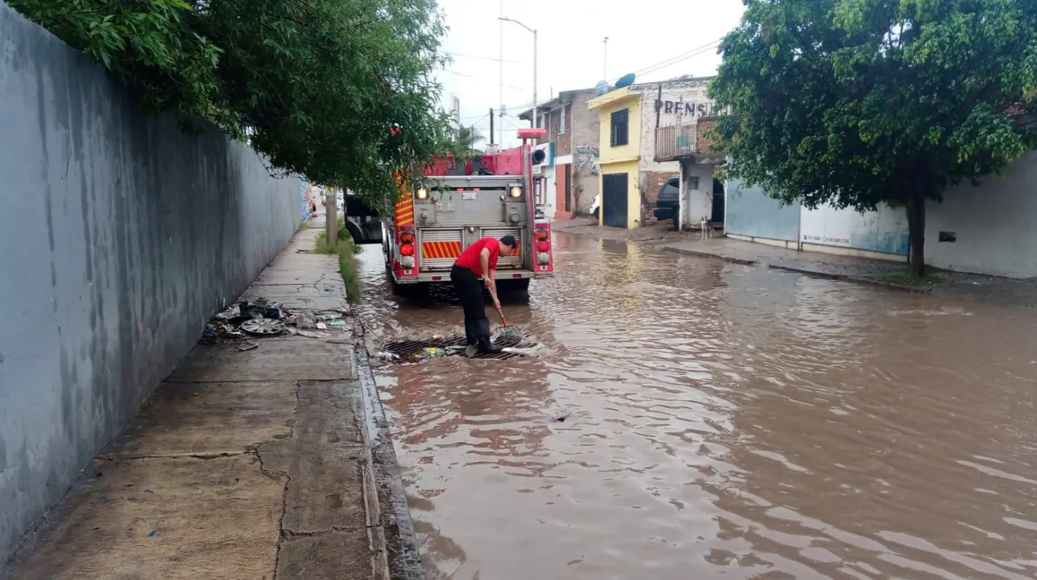 Protección Civil recibió reportes de encharcamiento por lluvias en la capital del estado. Foto: Especial.