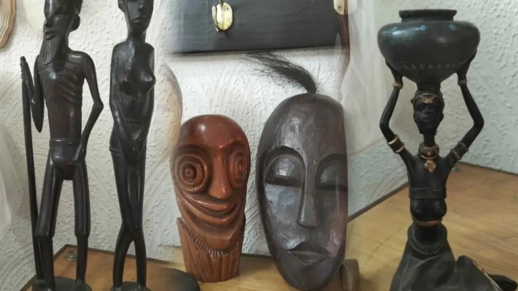 Las peculiares esculturas de madera al estilo africano que venden en Durango por Marketplace