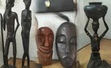 Las peculiares esculturas de madera al estilo africano que venden en Durango por Marketplace