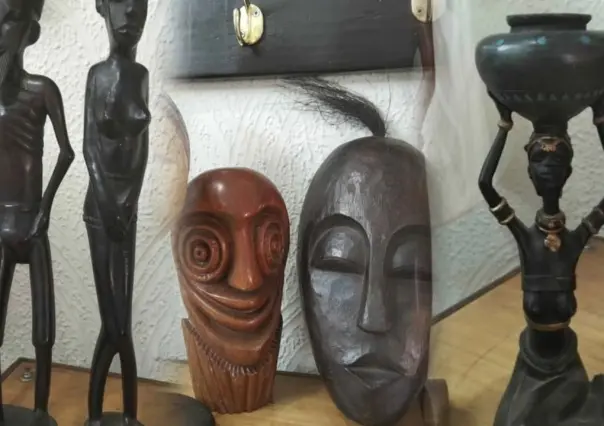 Las peculiares esculturas de madera al estilo africano que venden en Durango por Marketplace