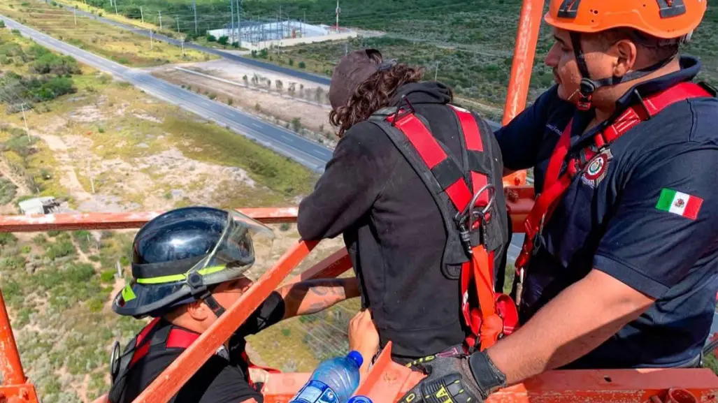 Rescatan a adolescente que intentaba arrojarse desde antena en Reynosa