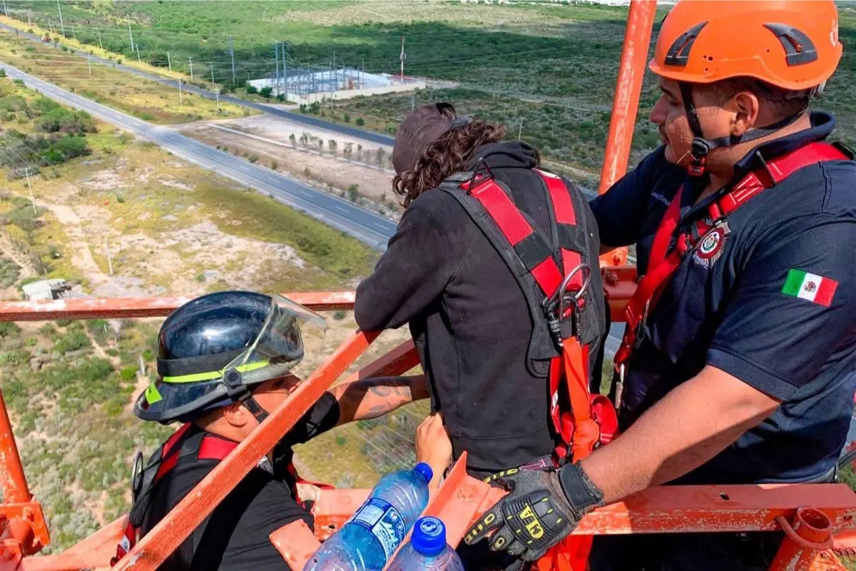 Por una presunta depresión, la adolescente subió a lo más alto de una antena en Reynosa. Foto: Carlos García