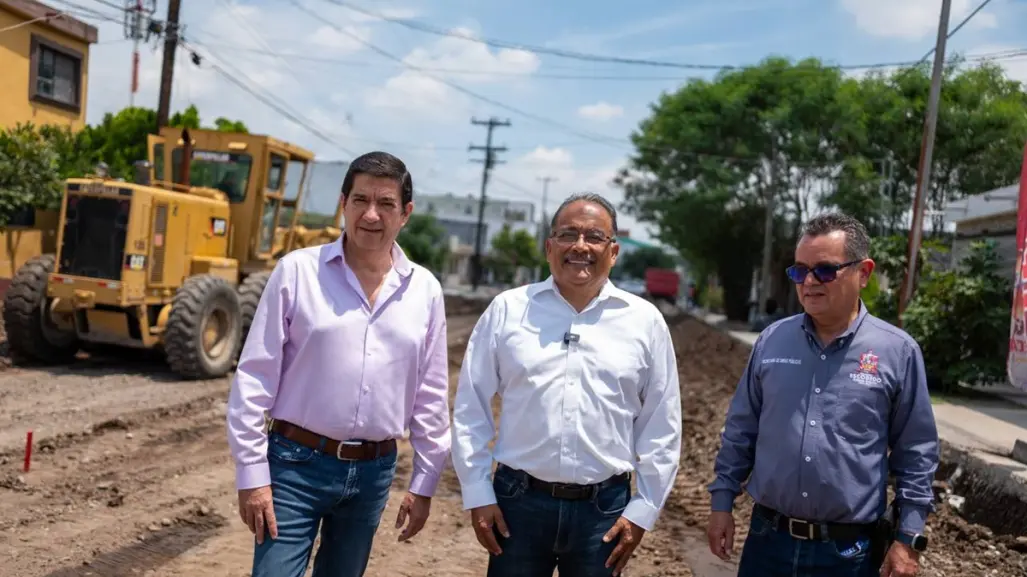 Andrés Mijes supervisa rehabilitación de vialidad en la colonia Bosques de Escobedo
