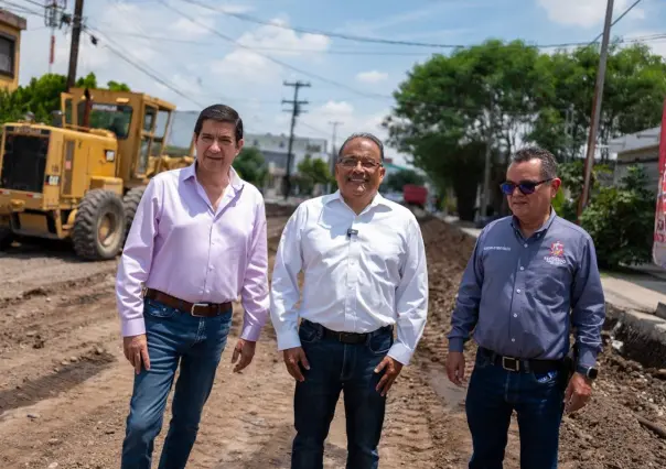 Andrés Mijes supervisa rehabilitación de vialidad en la colonia Bosques de Escobedo