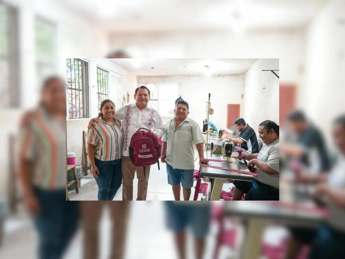 El mandatario estatal dijo que más de 400 artesanas y artesanos yucatecos participan en esta iniciativa que genera empleo, orgullo y arraigo comunitario.- Fuente Gobierno del Estado